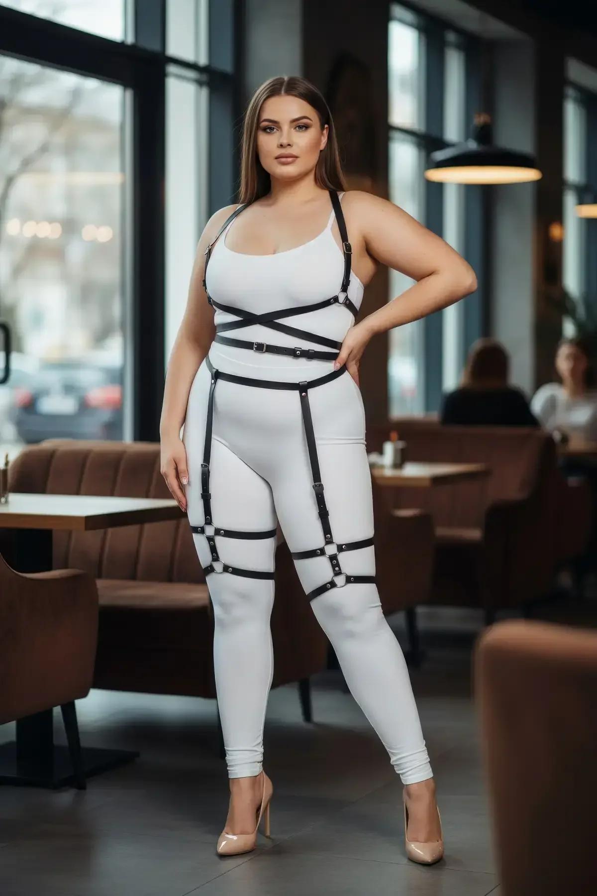 Artı beden modelde siyah suni deri tam vücut harness jartiyer askısı ve uyluk ortası kelepçe detayı