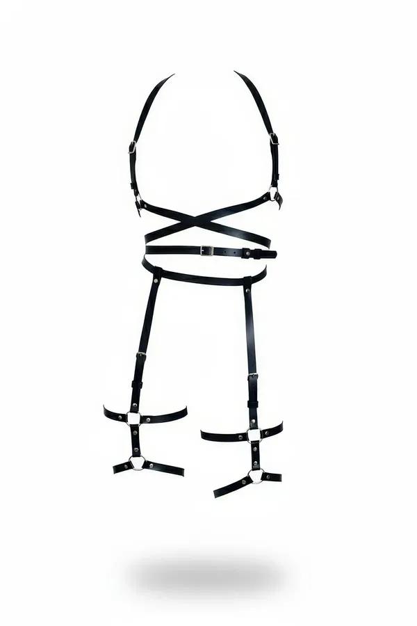 Siyah suni deri tam vücut harness, çapraz göğüs askıları, ayarlanabilir bel bandı ve gümüş tokalarla çift uyluk jartiyer kafesi