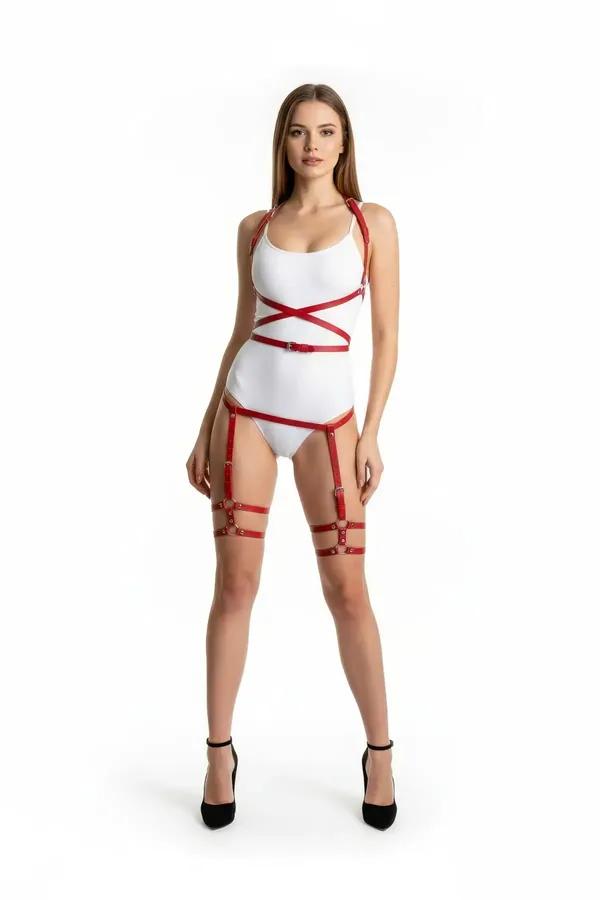 Kırmızı suni deri çapraz askılı vücut harness, çift uyluk jartiyer bantları ve gümüş iğne toka aksesuarı, beyaz body üzerinde