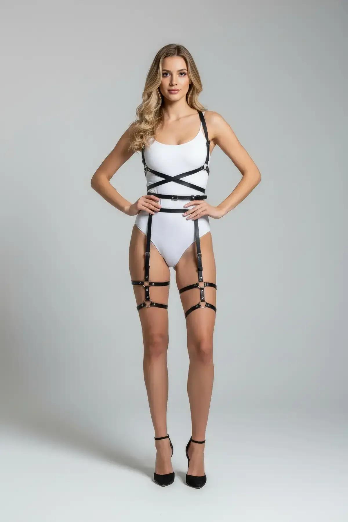 Siyah suni deri tam vücut harness seti, çapraz göğüs askıları ve altın O-halkalı çift bantlı uyluk jartiyerleri