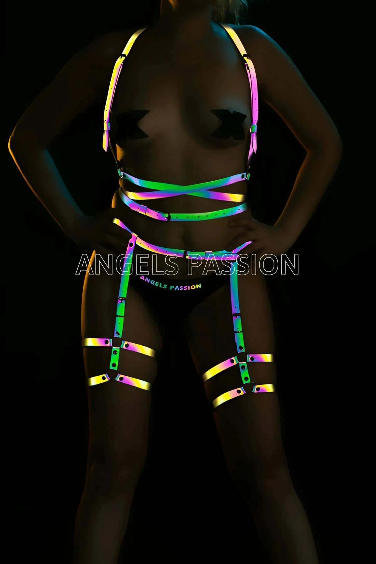 UV festival aydınlatmasında pembe yeşil sarı parlayan göğüs bel ve uyluk strap bantlı gökkuşağı reflektör tam vücut harness seti