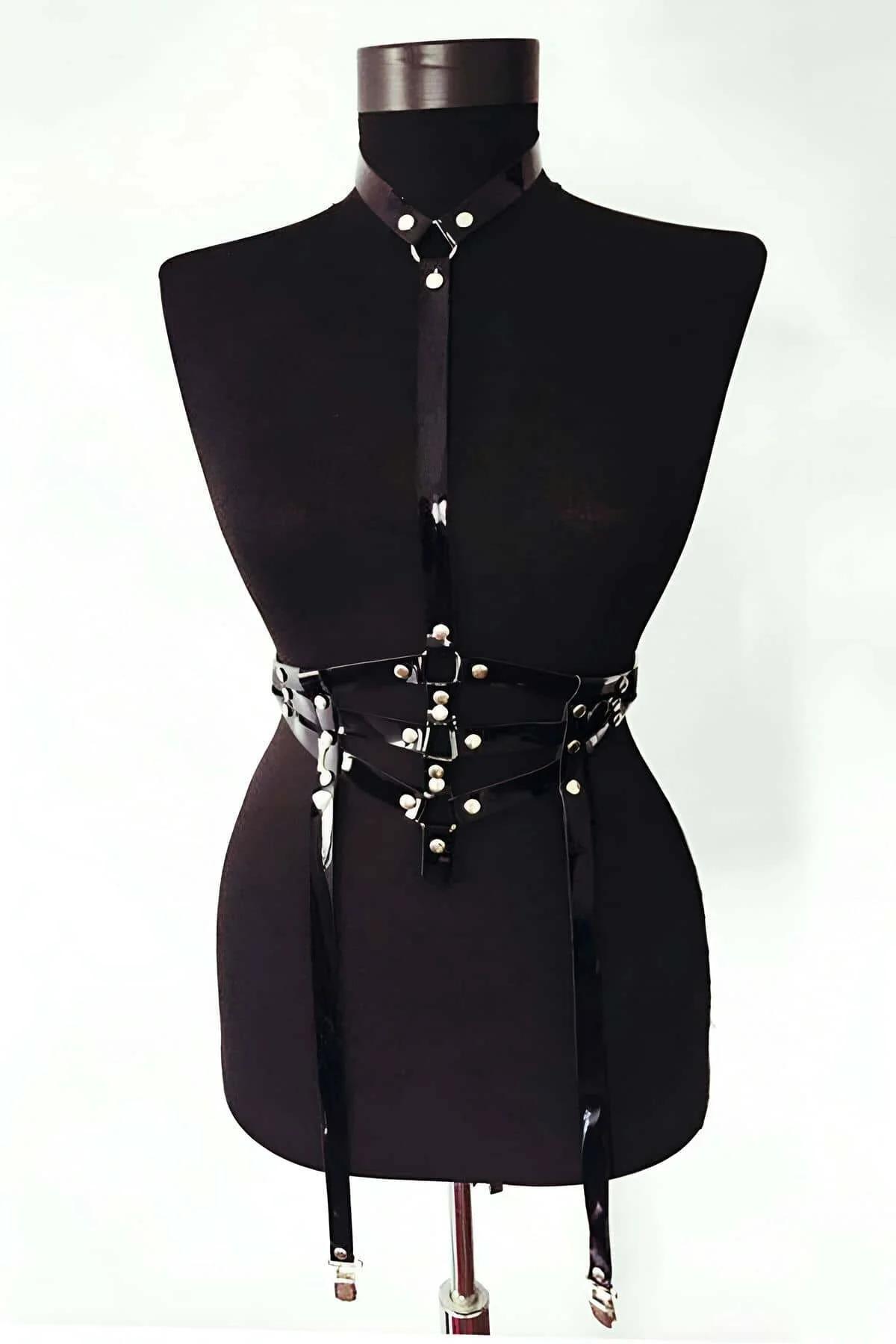 Siyah vegan deri boyunluk jartiyer harness set gümüş metal toka ve perçinler mankende
