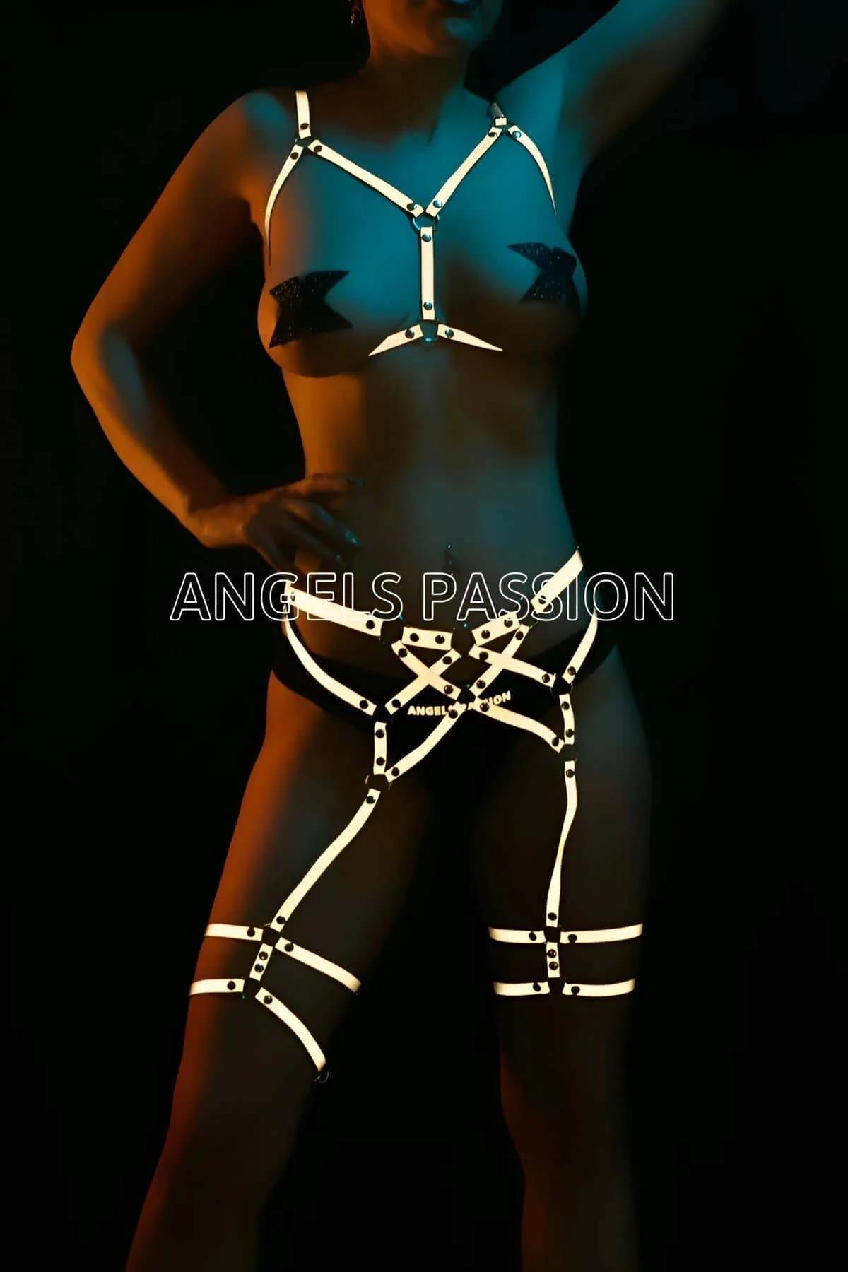Neon ışık altında göğüs kafes askıları, kalça çapraz desen ve çift uyluk jartiyer bantları ile beyaz reflektör tam vücut harness