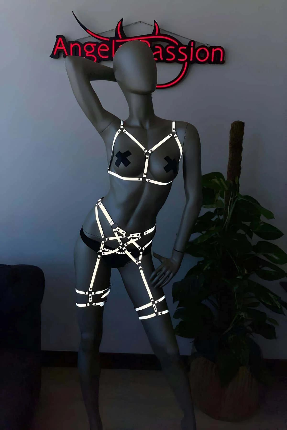 Beyaz reflektör harness çift uyluk jartiyer bantları, üst orta uyluk ve alt diz üstü yerleşim