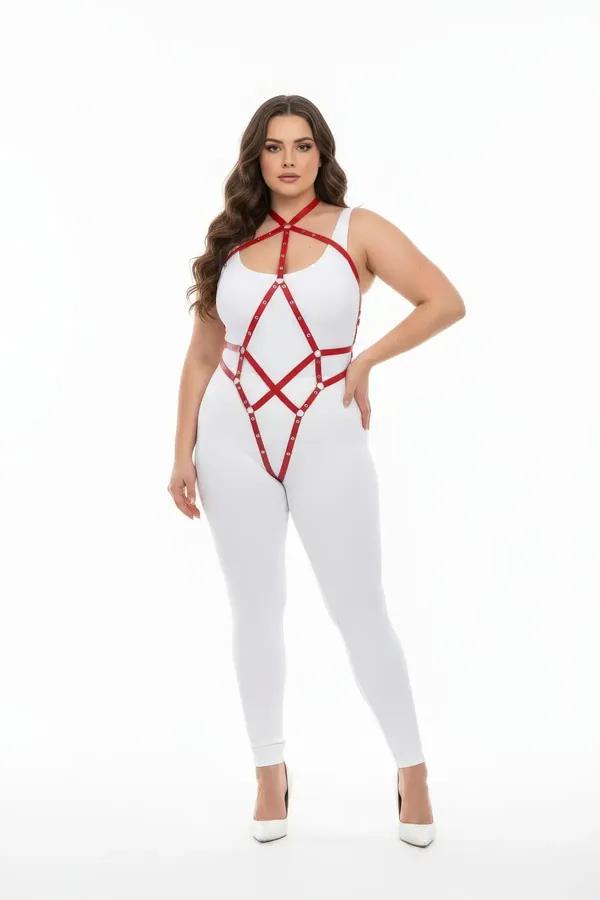Beyaz body üzerine giyilen gümüş O-halka aksan ve geometrik elmas askı desenli kırmızı suni deri tam vücut harness