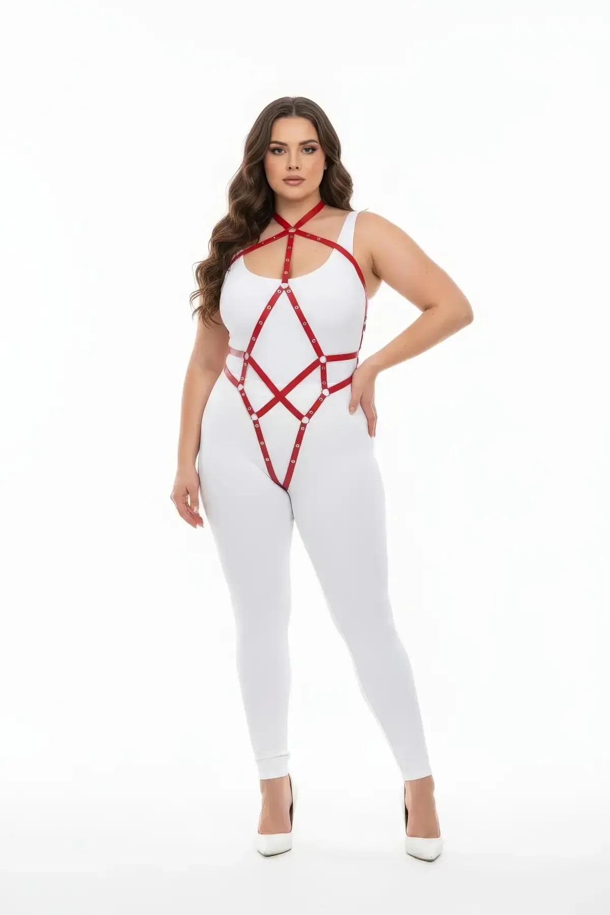 Beyaz body üzerine giyilen gümüş O-halka aksan ve geometrik elmas askı desenli kırmızı suni deri tam vücut harness