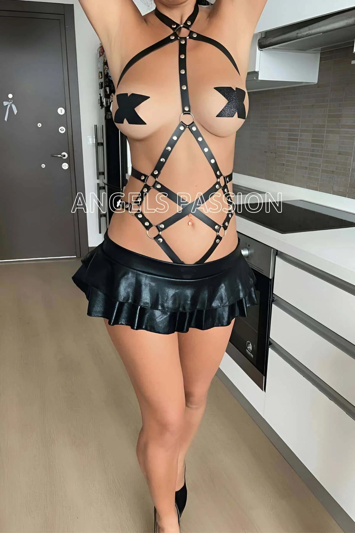 Siyah PU deri body harness bel bölgesi çapraz X bant konfigürasyonu gümüş halkalar