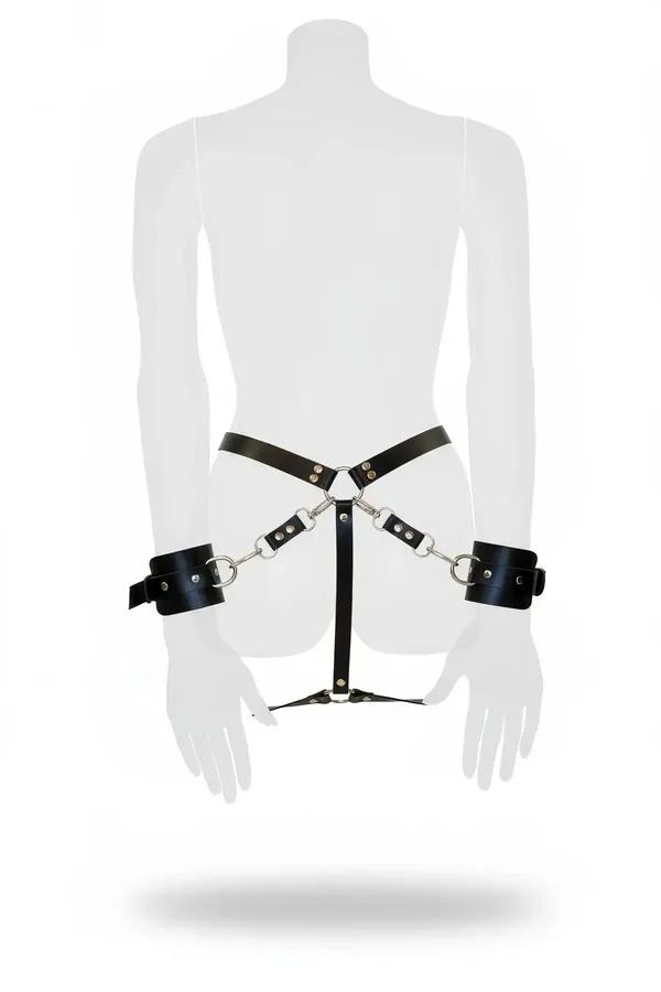 Siyah suni deri bel harness, gümüş zincirle bağlı bilek kelepçeleri, manken üzerinde Y-askı arka konfigürasyonu