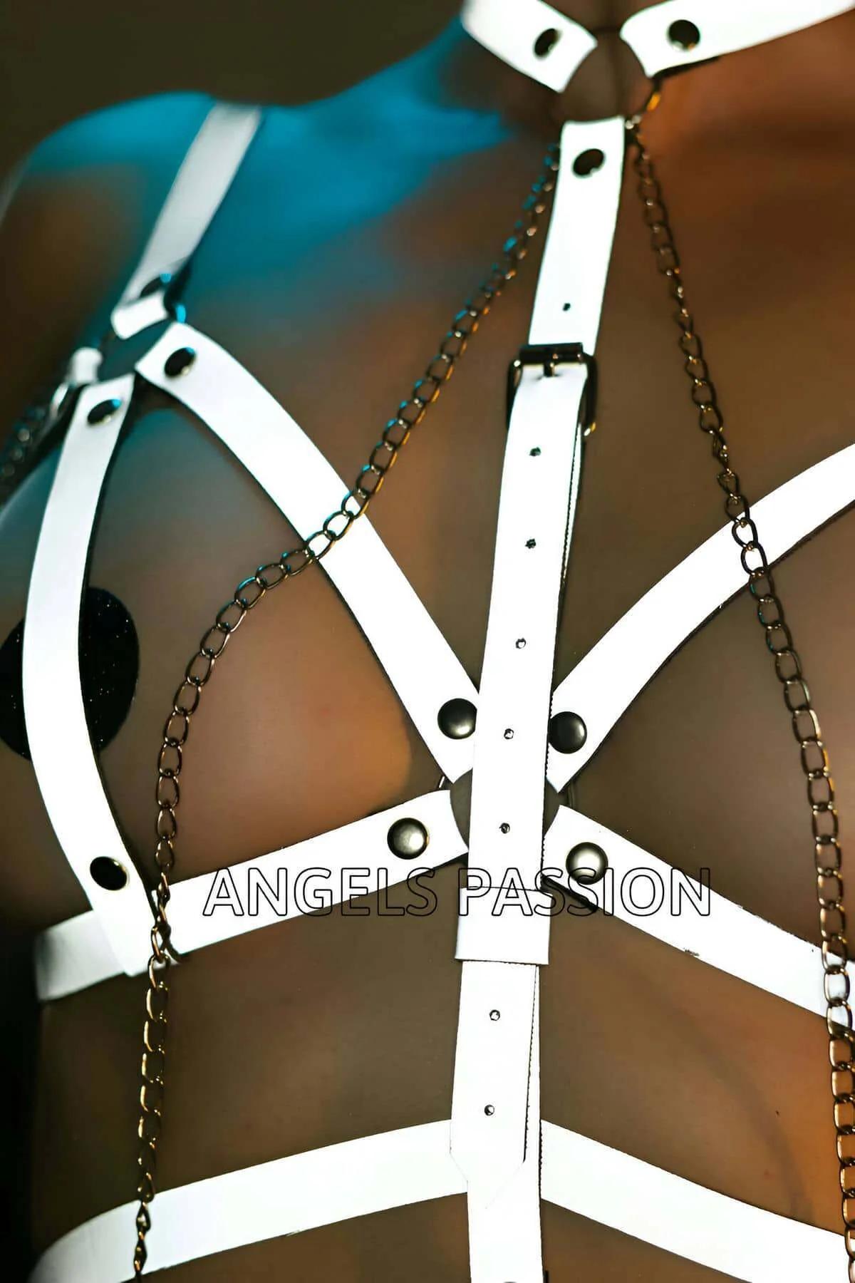 Katmanlı zincir aksanlarla reflektör beyaz strap vücut harness tam boy yan görünümü