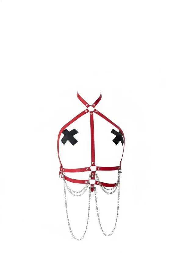 Kırmızı vegan deri vücut harness gümüş zincir sarkıtlı, çapraz göğüs kayışları ve halter boyun bağlantısı