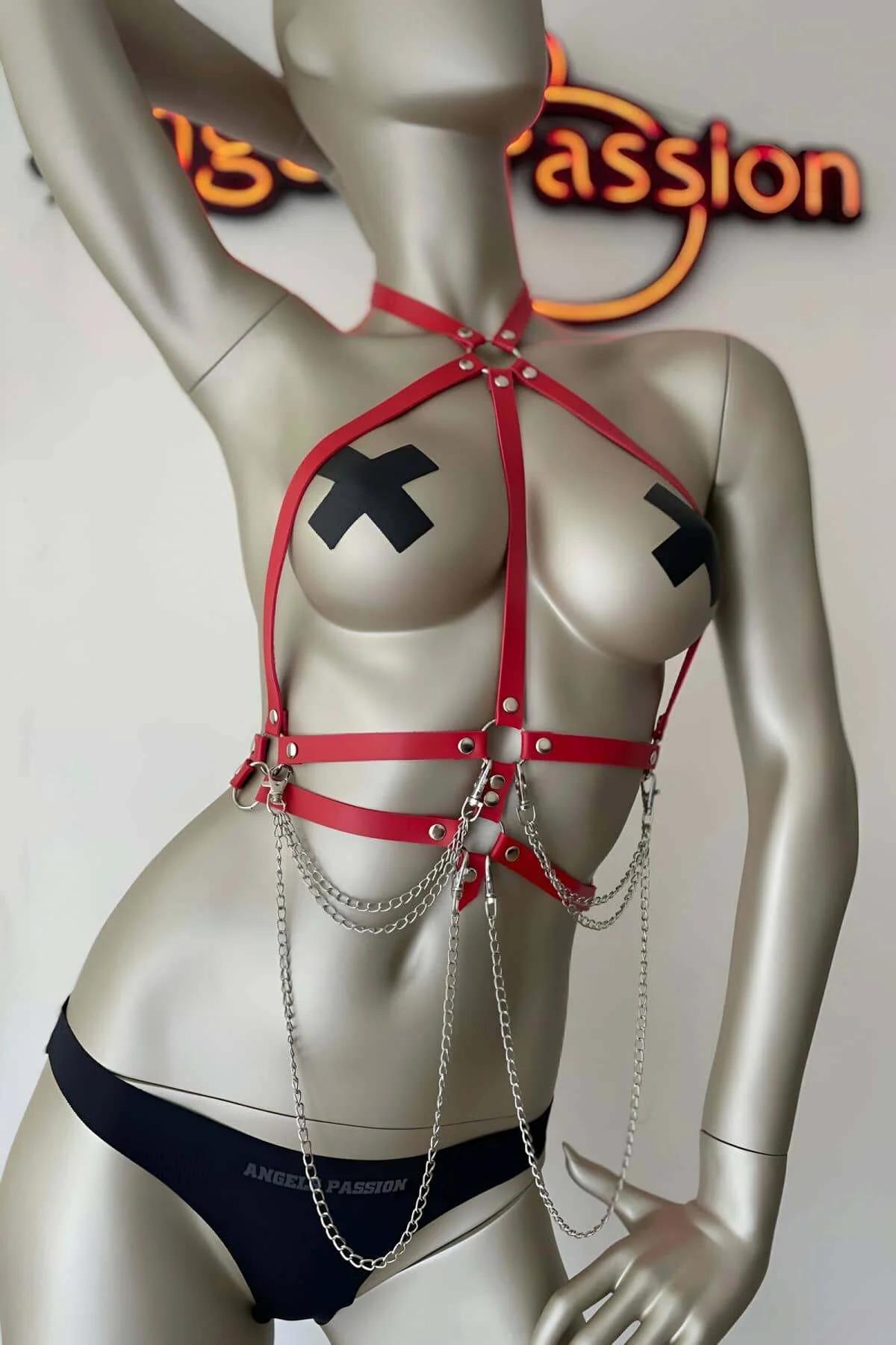 kırmızı suni deri harness bel detayında çok katmanlı gümüş zincir yan açı