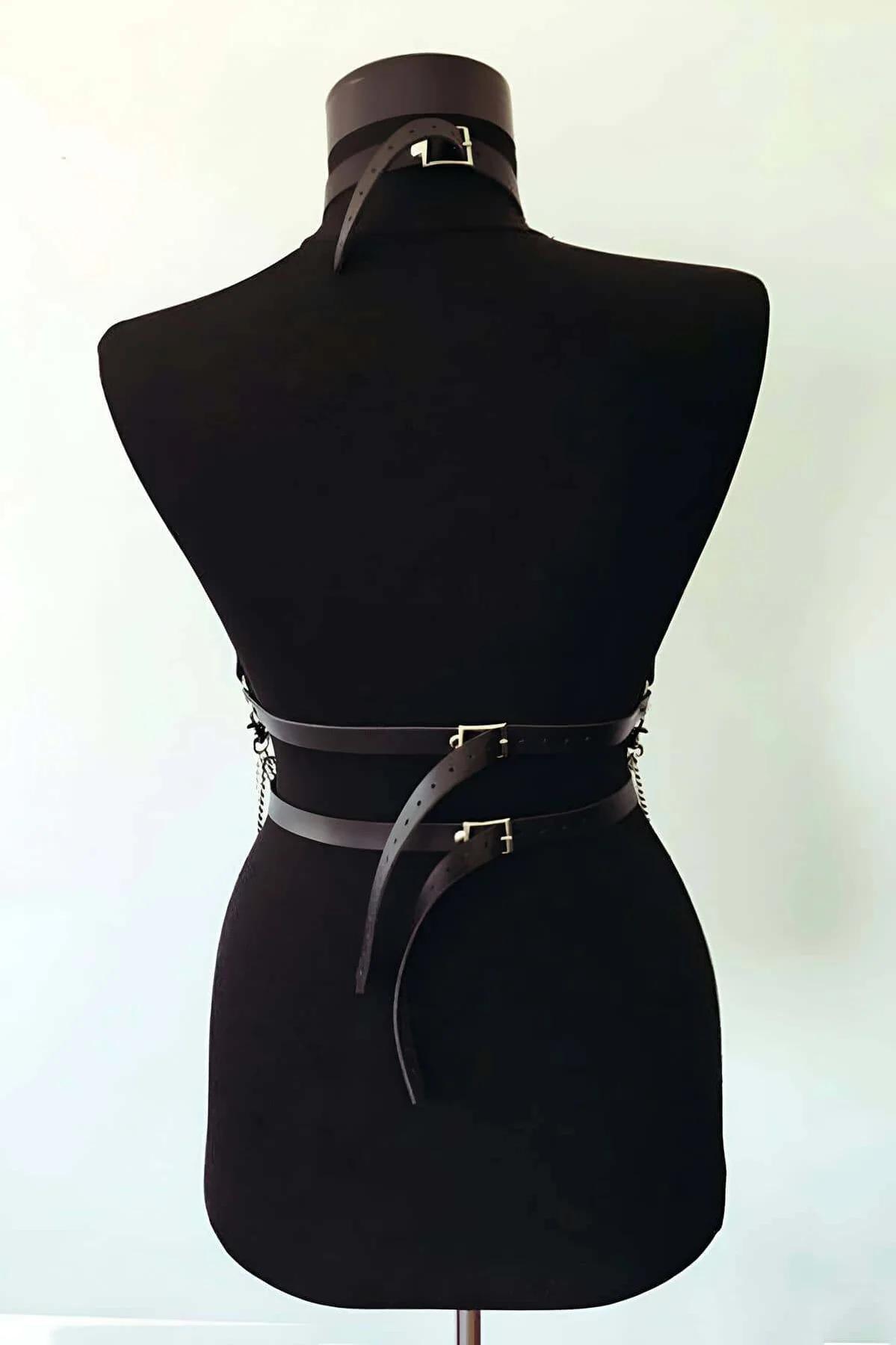 Çapraz boyun kayışları ve gümüş perçin detayı siyah harness ön görünüm
