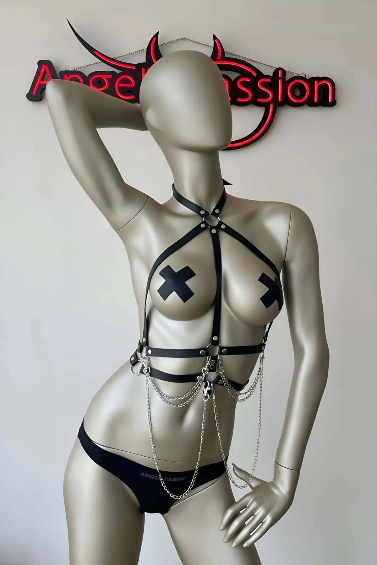 Siyah suni deri vücut harness askıları üzerinde gümüş ton O-halka bileşim detayı yakın çekim