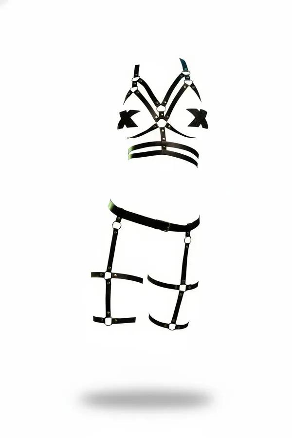 Siyah suni deri tam vücut harness seti, X-çapraz göğüs askıları, gümüş O-halkalar ve geometrik uyluk jartiyer bantları, beyaz