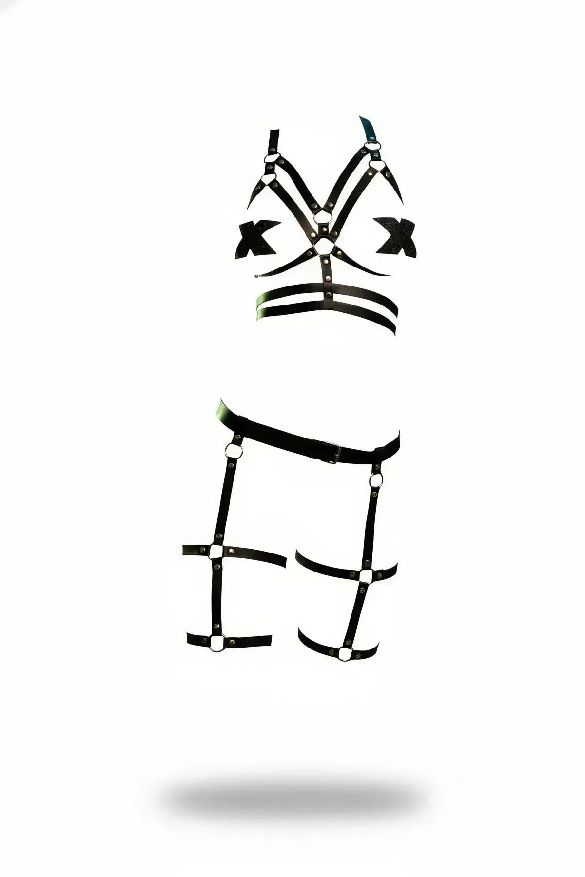 Siyah suni deri tam vücut harness seti, X-çapraz göğüs askıları, gümüş O-halkalar ve geometrik uyluk jartiyer bantları, beyaz