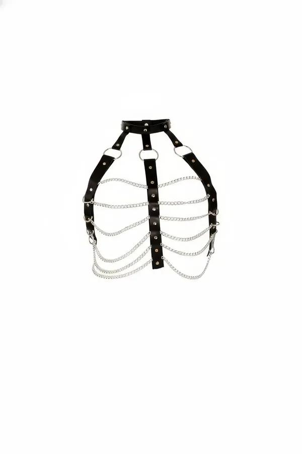 Siyah suni deri vücut harness, beş sarkan gümüş zincirleme zincir ve O-halka çoker boyunluk, ön görünüm