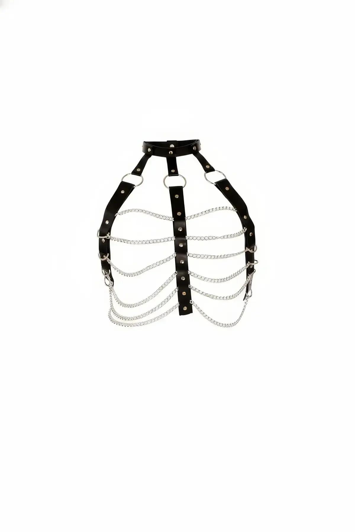 Siyah suni deri vücut harness, beş sarkan gümüş zincirleme zincir ve O-halka çoker boyunluk, ön görünüm