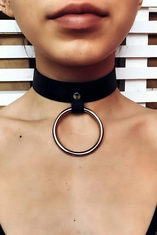 siyah geniş bantlı suni deri O-halka çoker boyunluk altın ton metal halka kolye