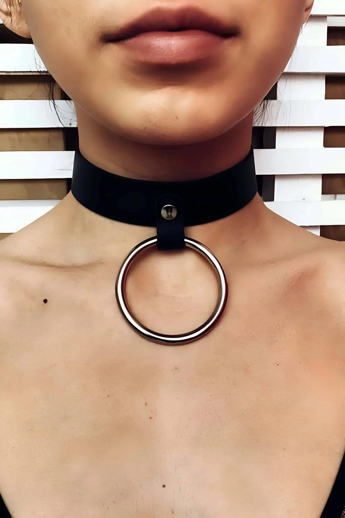 siyah geniş bantlı suni deri O-halka çoker boyunluk altın ton metal halka kolye