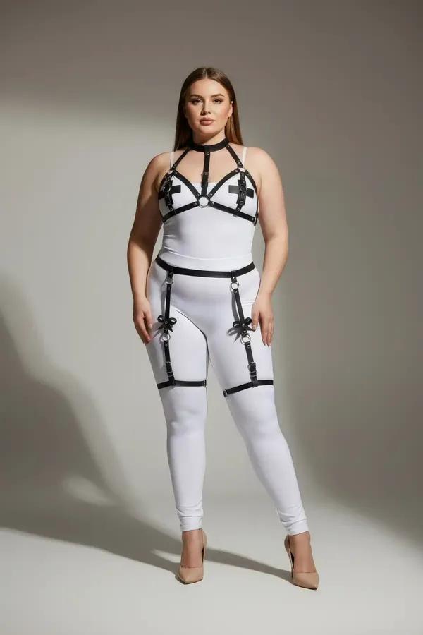 Beyaz üzerine giyilmiş gümüş O-halkalı, göğüs parçası, bel bandı ve uyluk-diz askılı siyah vegan deri askılı jartiyer vücut harness seti