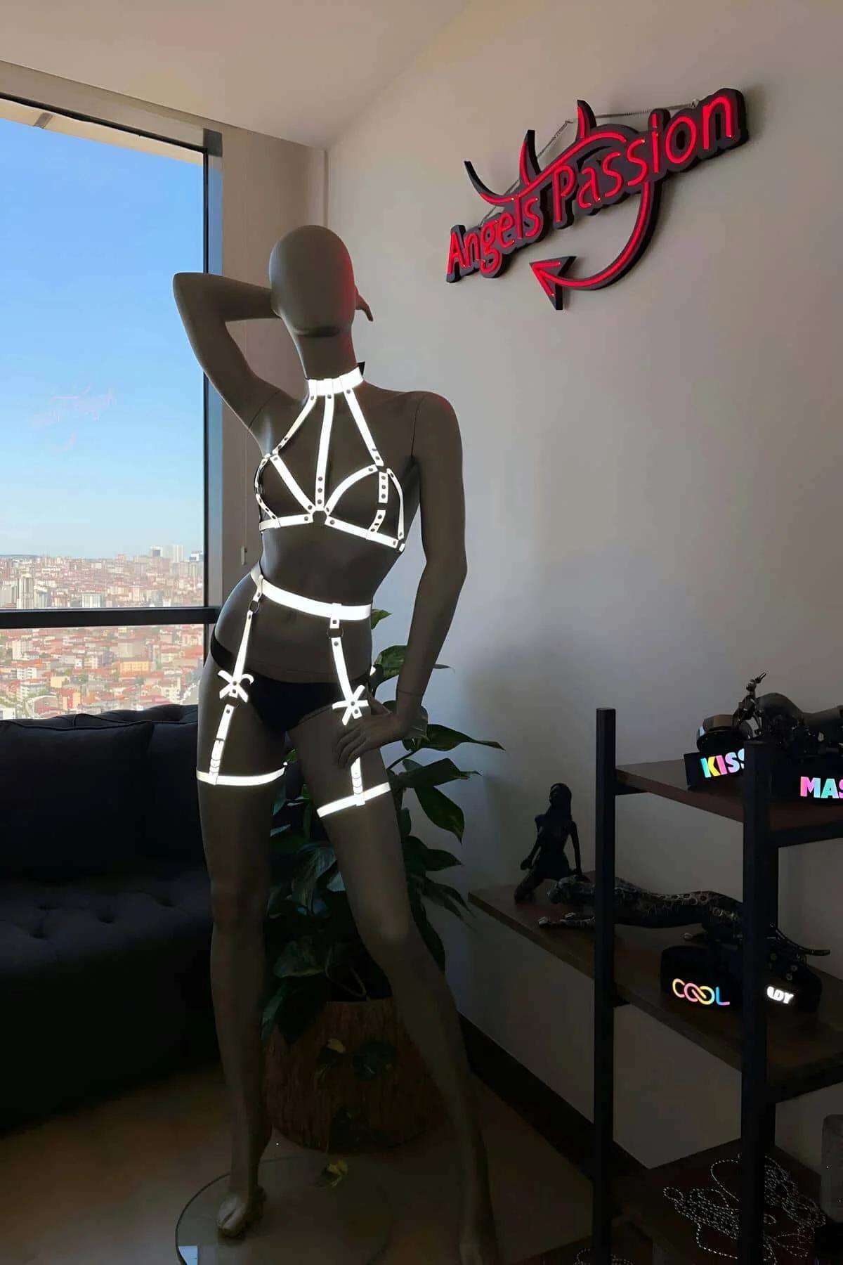 Sahne aydınlatmasında sütyen kafes üst ve uyluk bandı jartiyeri gösteren tam iki parça reflektör harness seti