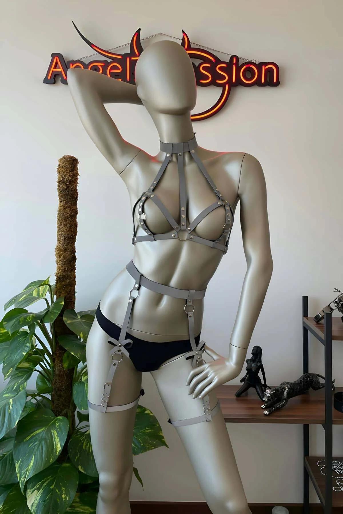 Beyaz festival harness seti üzerinde gümüş kaydırma toka ve reflektör dokuma strap detayı yakın çekimi