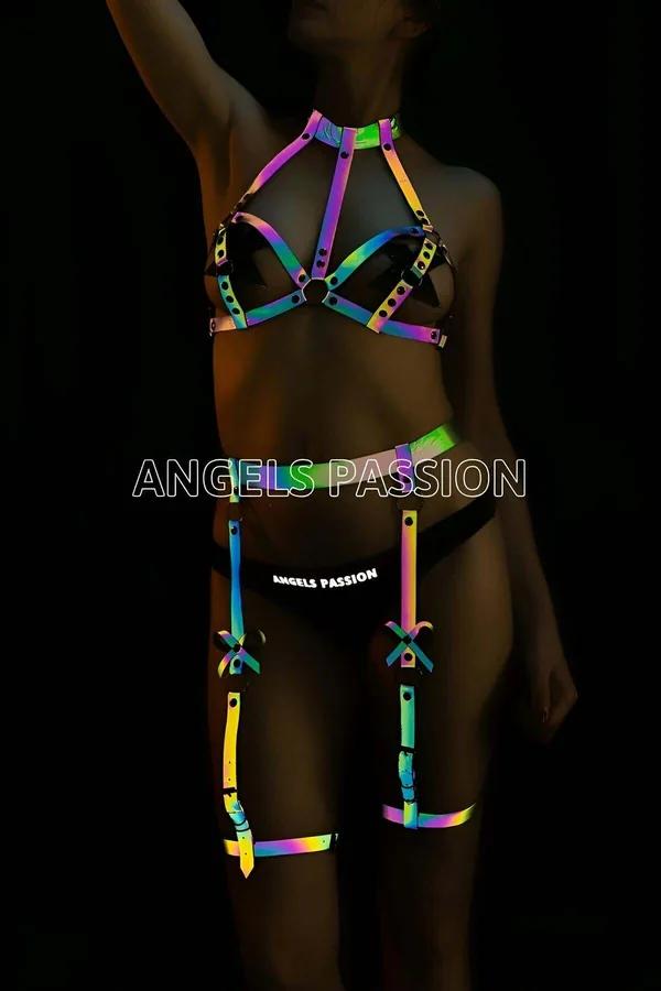 Flaş ışığı altında neon mor yeşil turuncuya parlayan gökkuşağı reflektör harness jartiyer seti, kafes göğüs harness ve bacak jartiyerleri