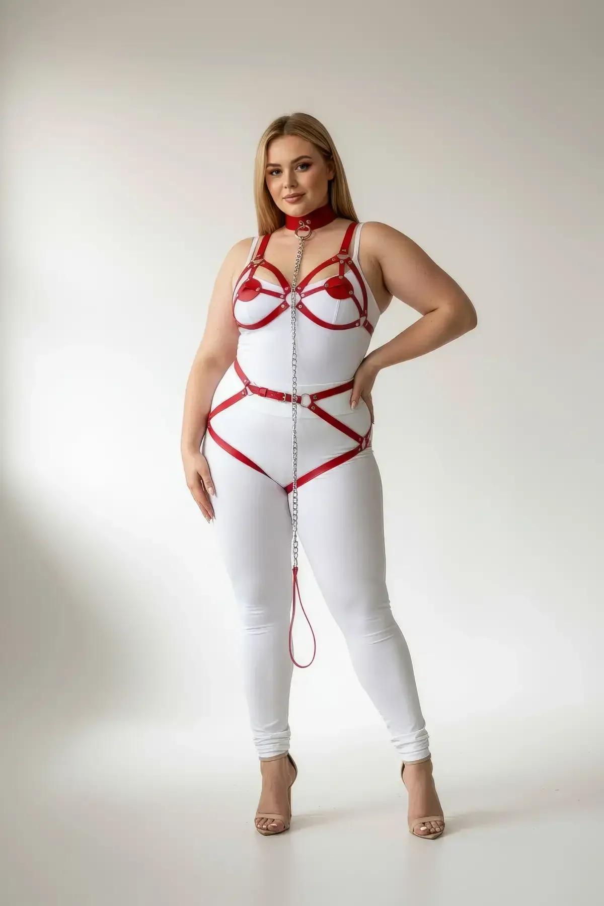Beyaz üzerine giyilmiş gümüş zincir ön detaylı, O-halkalı göğüs çerçeveli, çoker boyunluklu ve jartiyer askılı kırmızı suni deri vücut harness