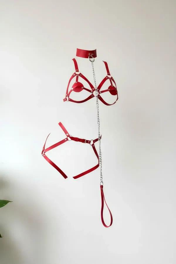 Kırmızı suni deri tam vücut harness seti, çoker O-halka boyunluk bralette kalça kemeri ve gümüş zincir tasma, düz sergileme