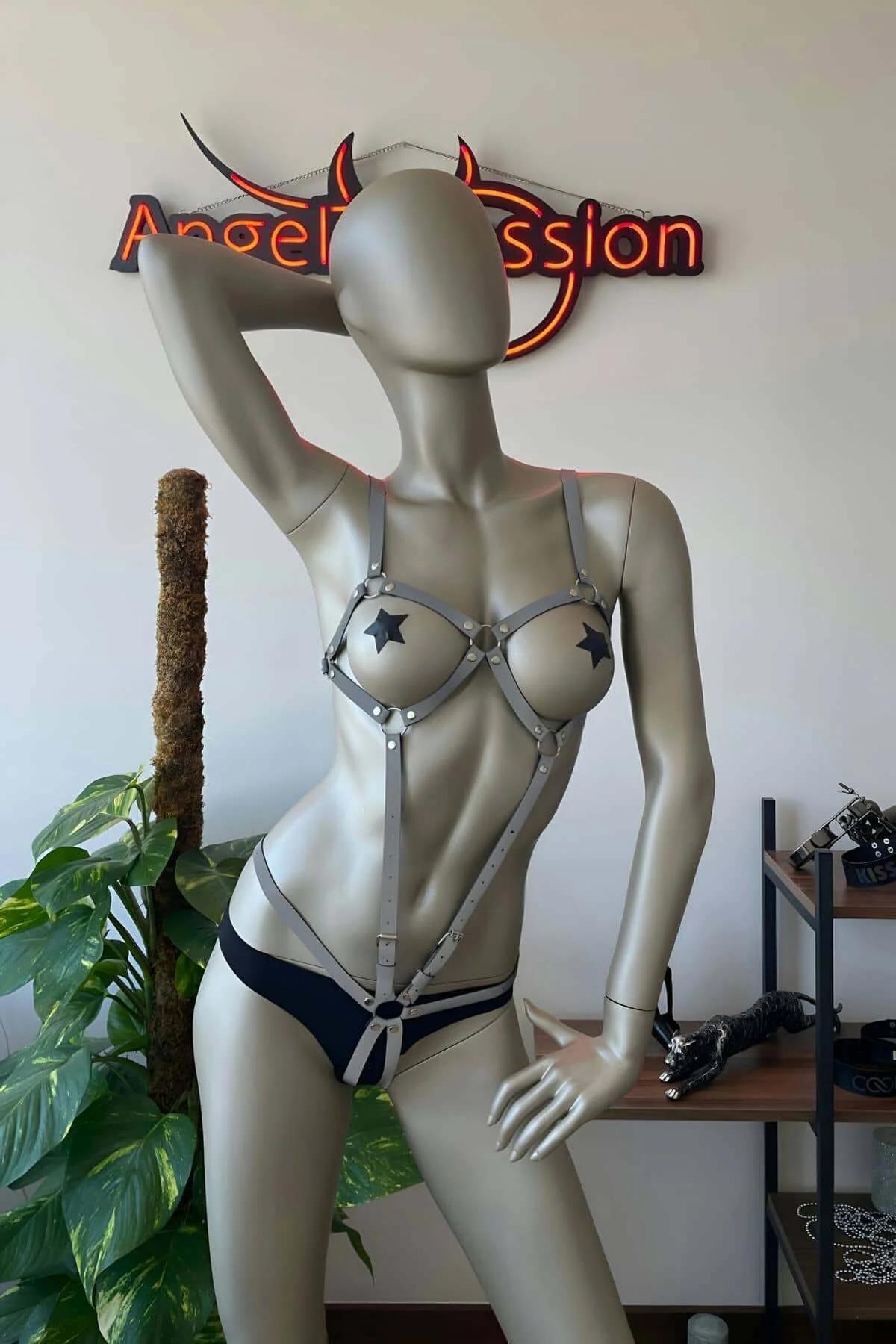 Siyah body üzerinde geometrik kalça ve bel strap düzenini gösteren beyaz reflektör strap harness
