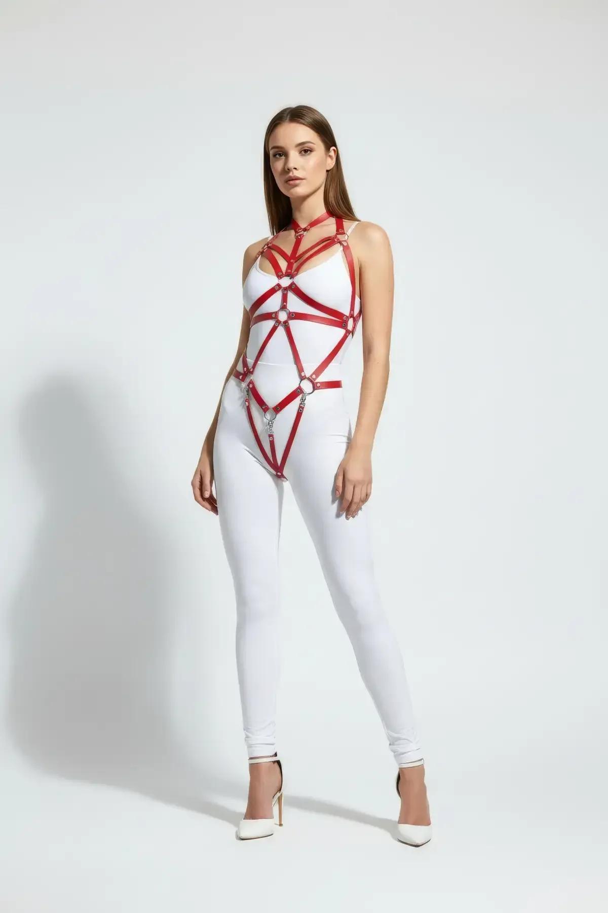 Kırmızı suni deri tam vücut harness, göğüsten uyluğa uzanan üç gümüş iç içe O-halka, beyaz body üzerinde