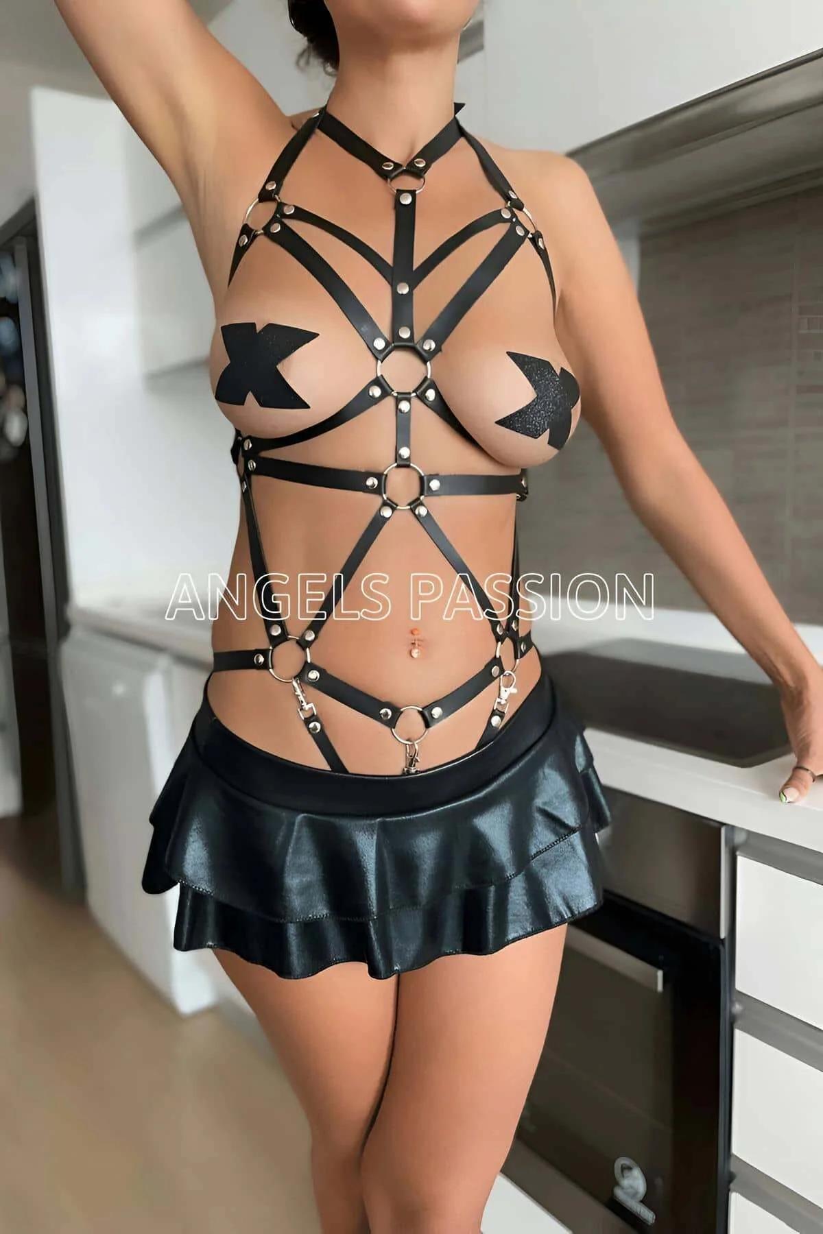 siyah suni deri kafes tam vücut harness göğüs ve belde çoklu gümüş O-halka ve zımba donanımı