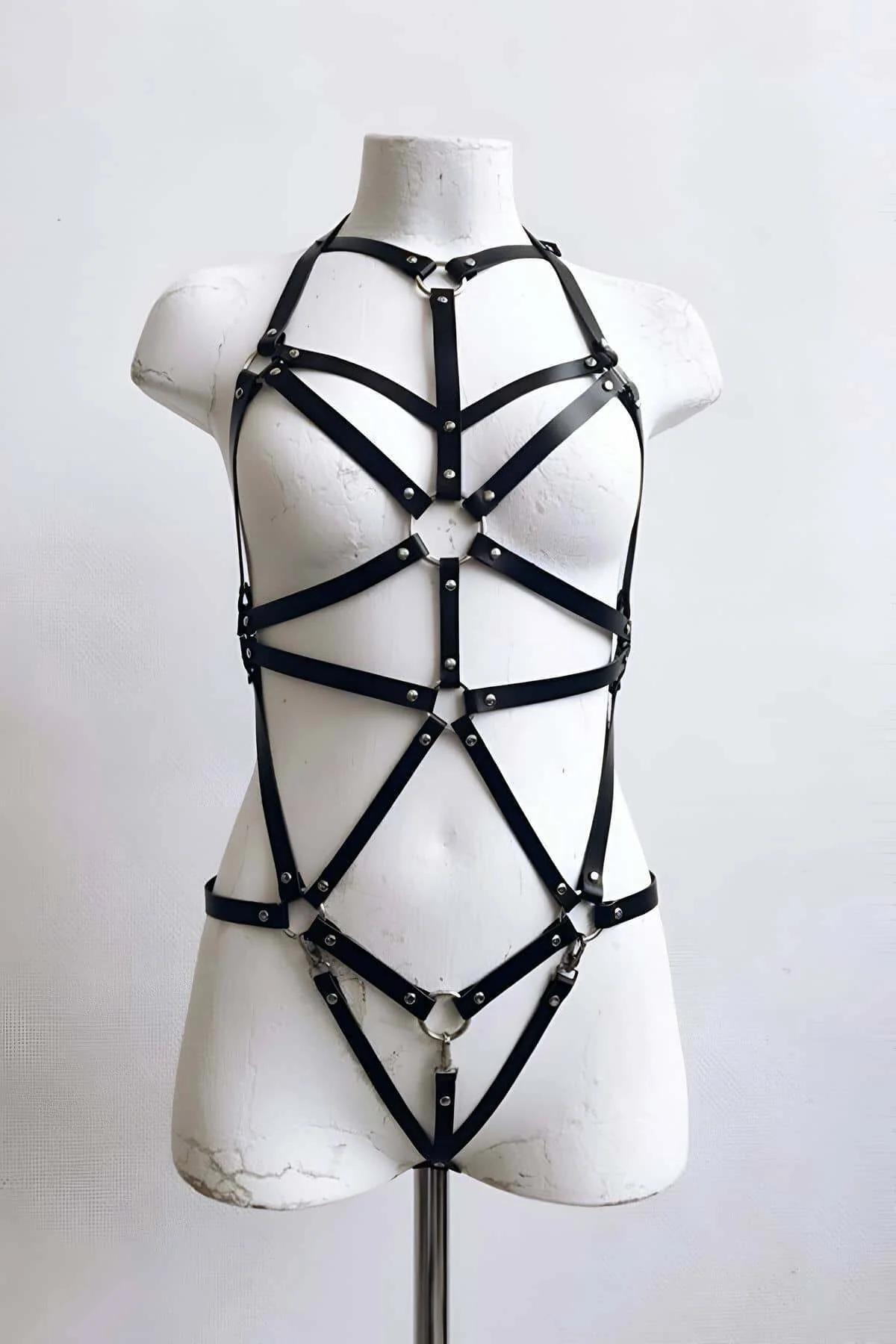 siyah PU deri kafes harness halter boyundan gövde ortasına diyagonal V-askı deseni ön görünüm