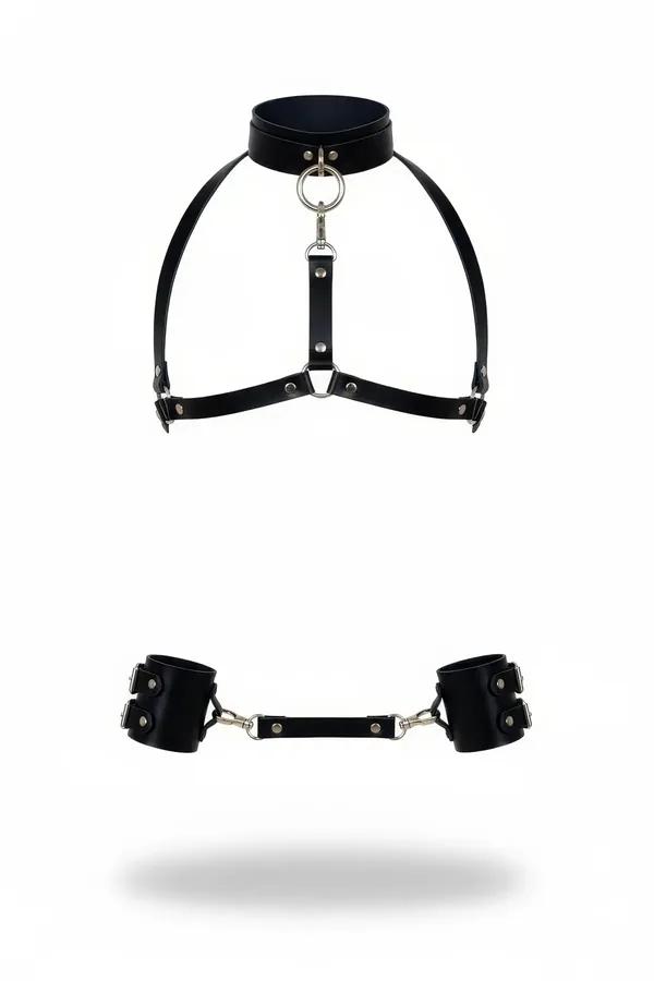 Siyah suni deri vücut harness, geniş boyunluk gümüş O-halka ve çıkarılabilir dolgulu bilek kelepçeleri, 2 parçalı set