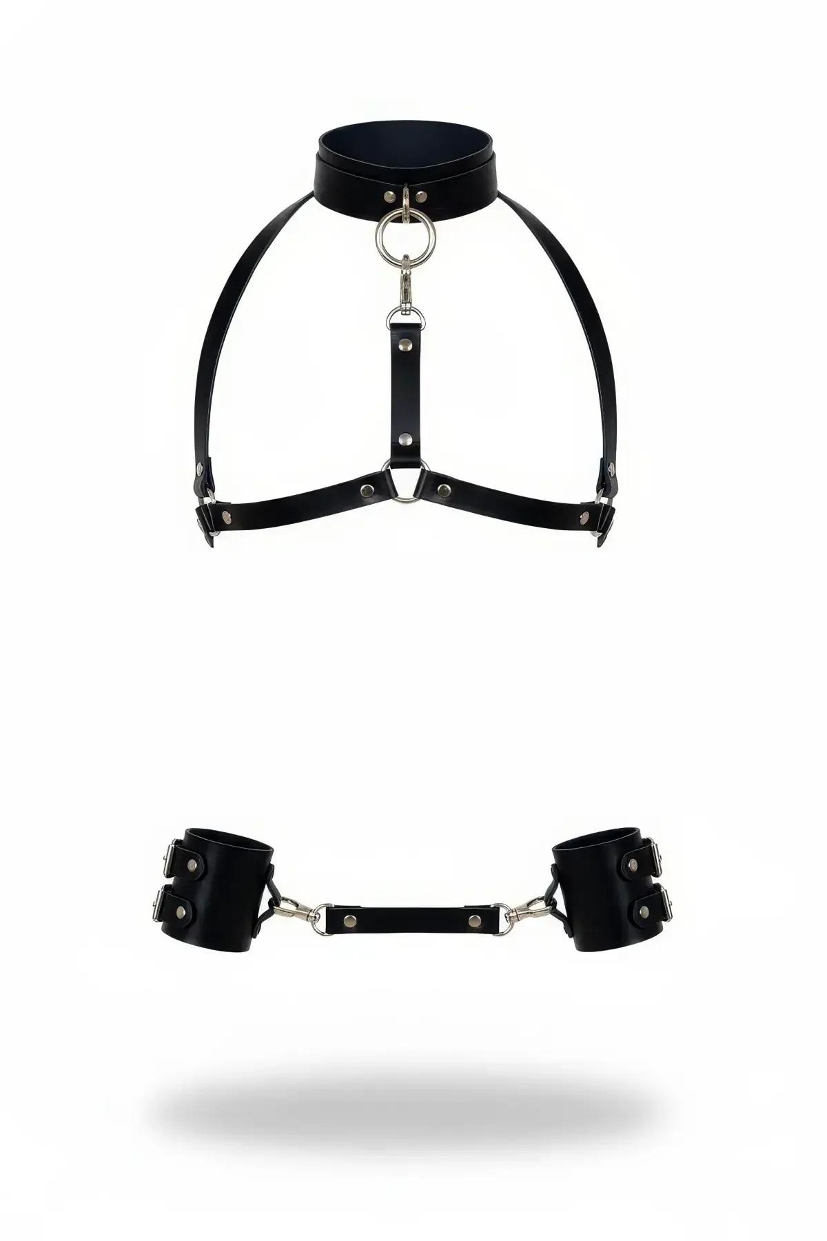 Siyah suni deri vücut harness, geniş boyunluk gümüş O-halka ve çıkarılabilir dolgulu bilek kelepçeleri, 2 parçalı set
