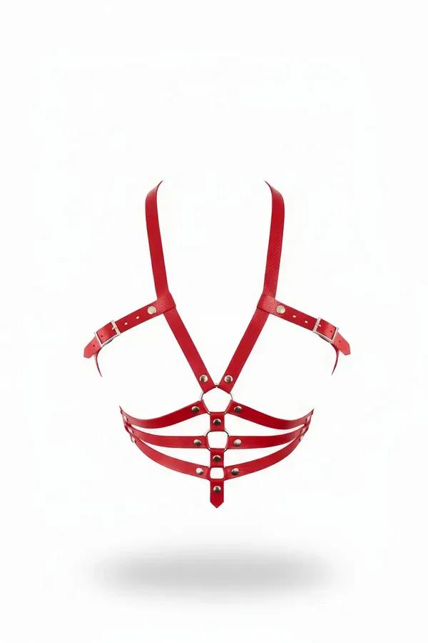 Kırmızı vegan deri kafesli göğüs harness, üçlü göğüs altı bantları, gümüş O-halka merkez ve ayarlanabilir omuz tokaları, beyaz