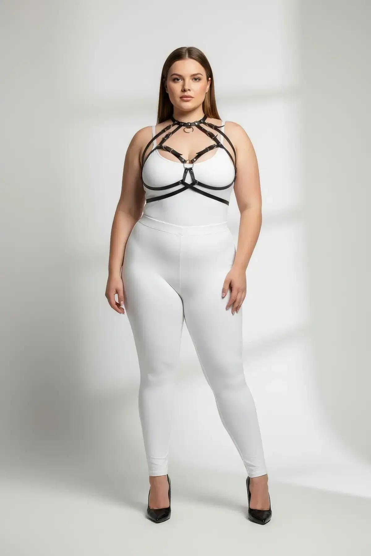 Beyaz bodysuit üzerinde altın aksesuar ve boyunluk bantlı siyah suni deri O-halka göğüs harness
