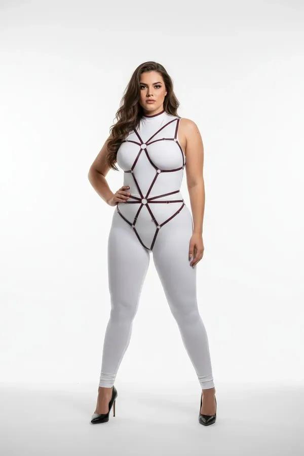 Beyaz tulum üzerine giyilen beyaz O-halka konnektörlü bordo geometrik tam vücut harness, gövde boyunca açısal askı ızgarası