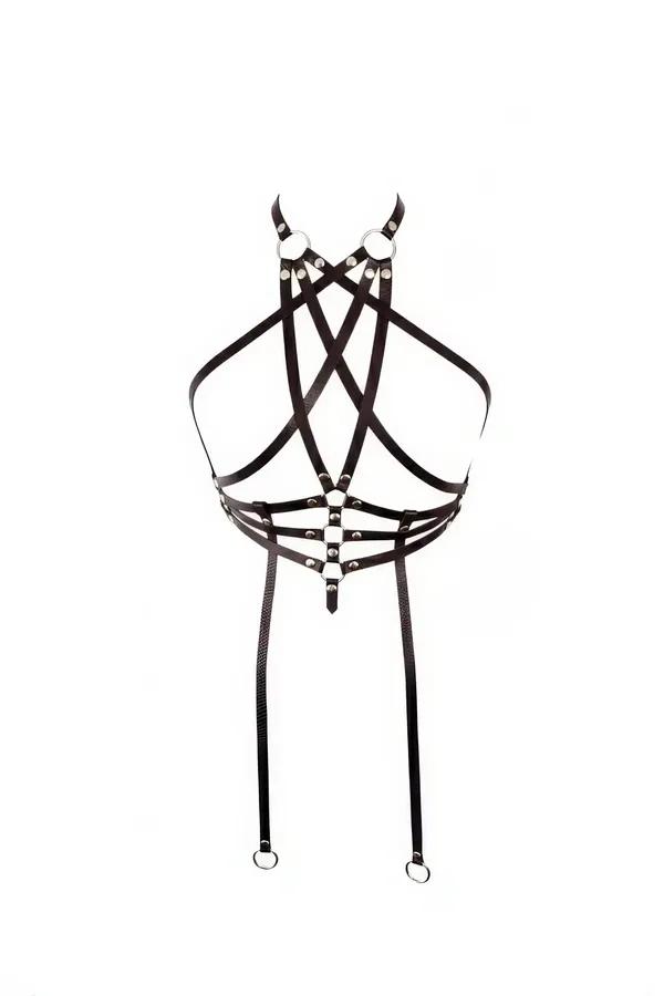 Siyah suni deri göğüs harness, çapraz kafes askıları gümüş O-halka halter yaka ve sarkan bacak askıları, beyaz arka plan