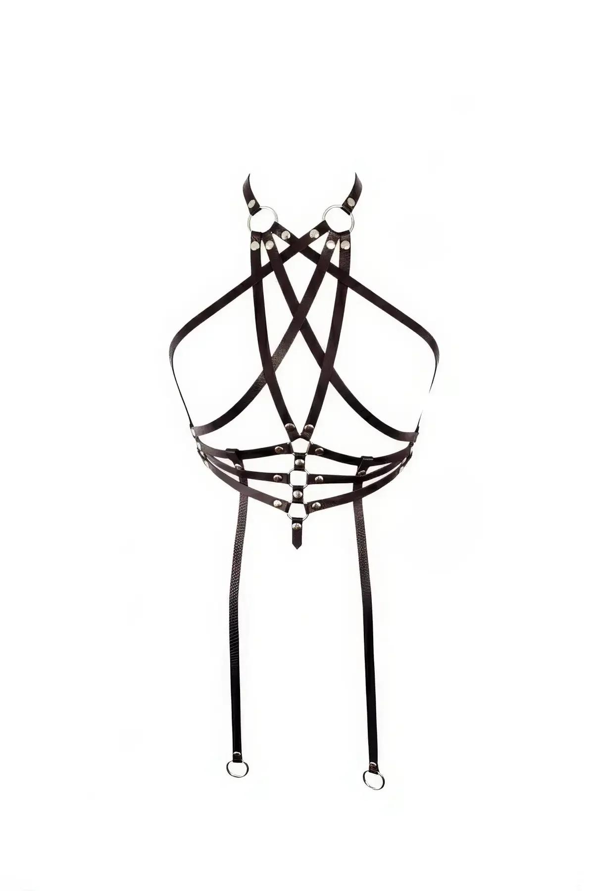 Siyah suni deri göğüs harness, çapraz kafes askıları gümüş O-halka halter yaka ve sarkan bacak askıları, beyaz arka plan