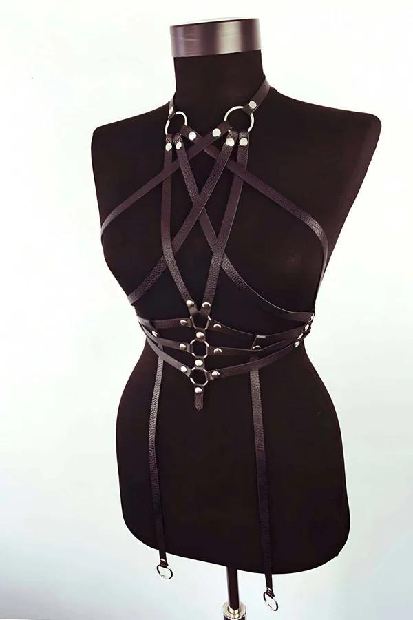 siyah vegan deri body harness çarpraz bantlı jartiyer askılı gümüş O-ring perçin detaylı manken üzerinde