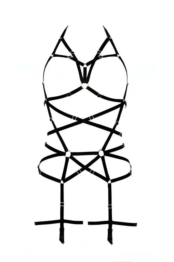Siyah elastik tam vücut harness, geometrik kafes askı deseni, gümüş O-halkalar ve dört çıkarılabilir jartiyer klipsi