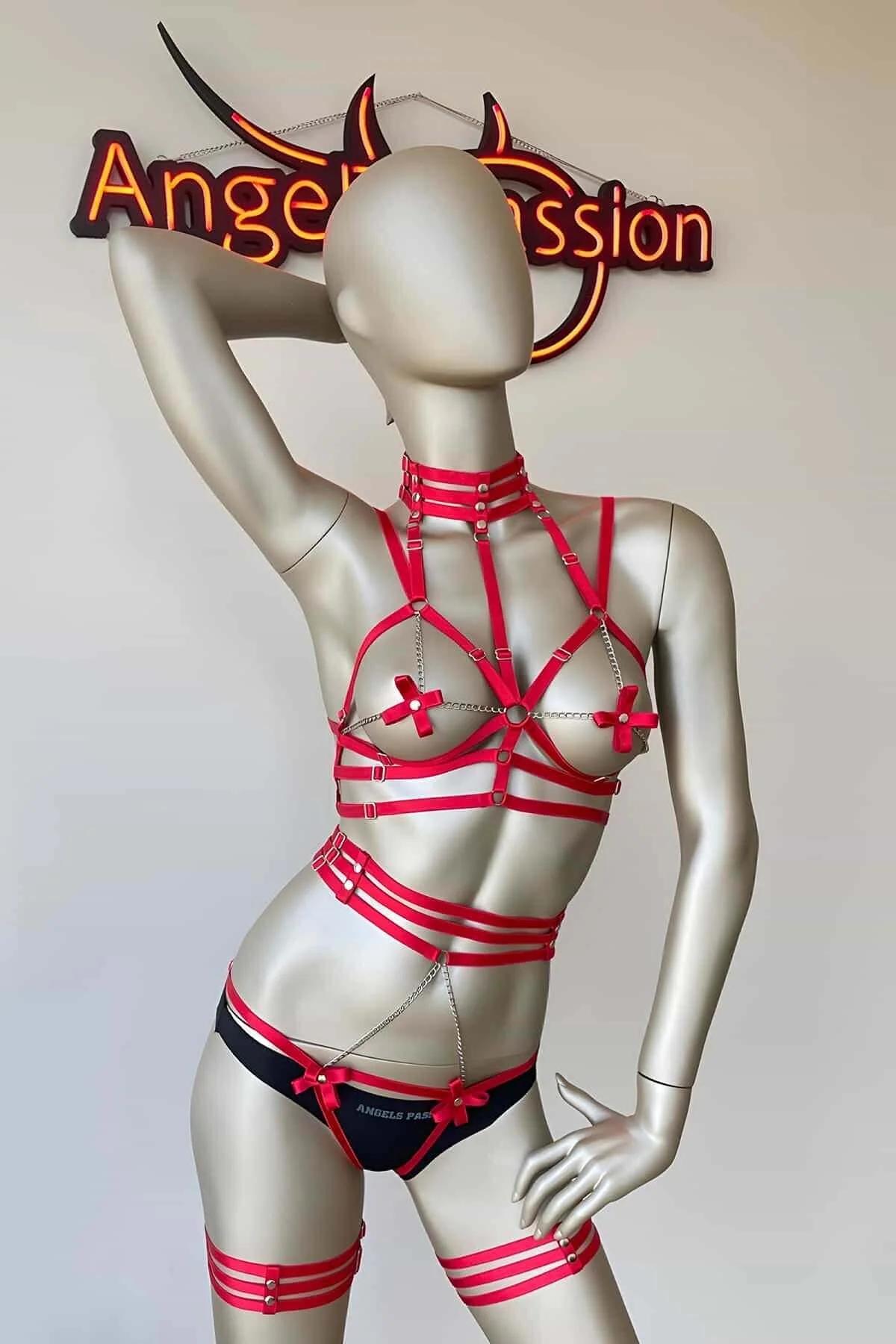 Gümüş zincir bağlantılı kırmızı tam vücut harness uyluk bantları ve kalça O-halka detayı
