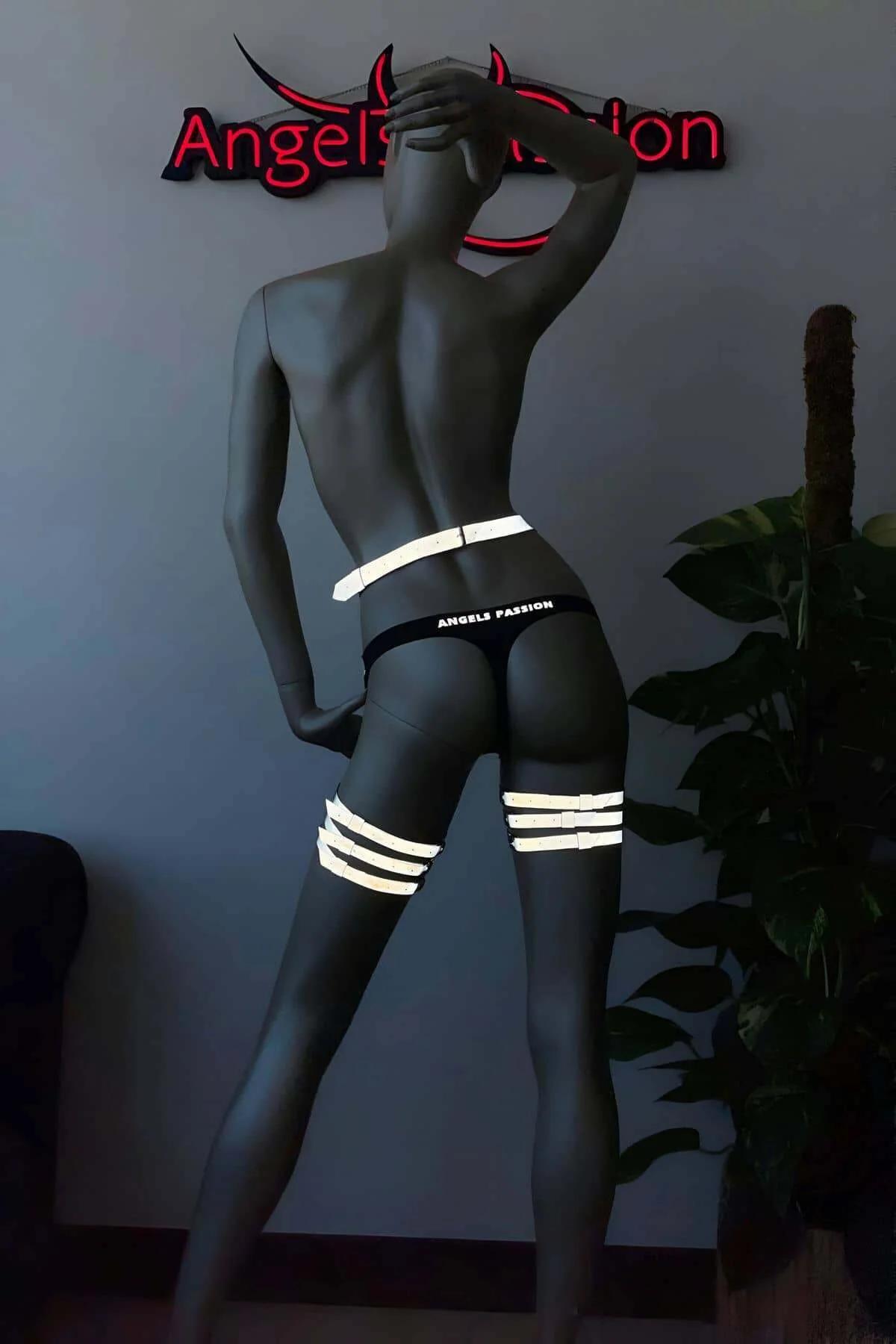 Mankende üst uyluk üzerinde yığılmış uyluk bant aralığını gösteren reflektör bacak harness jartiyer yan açısı