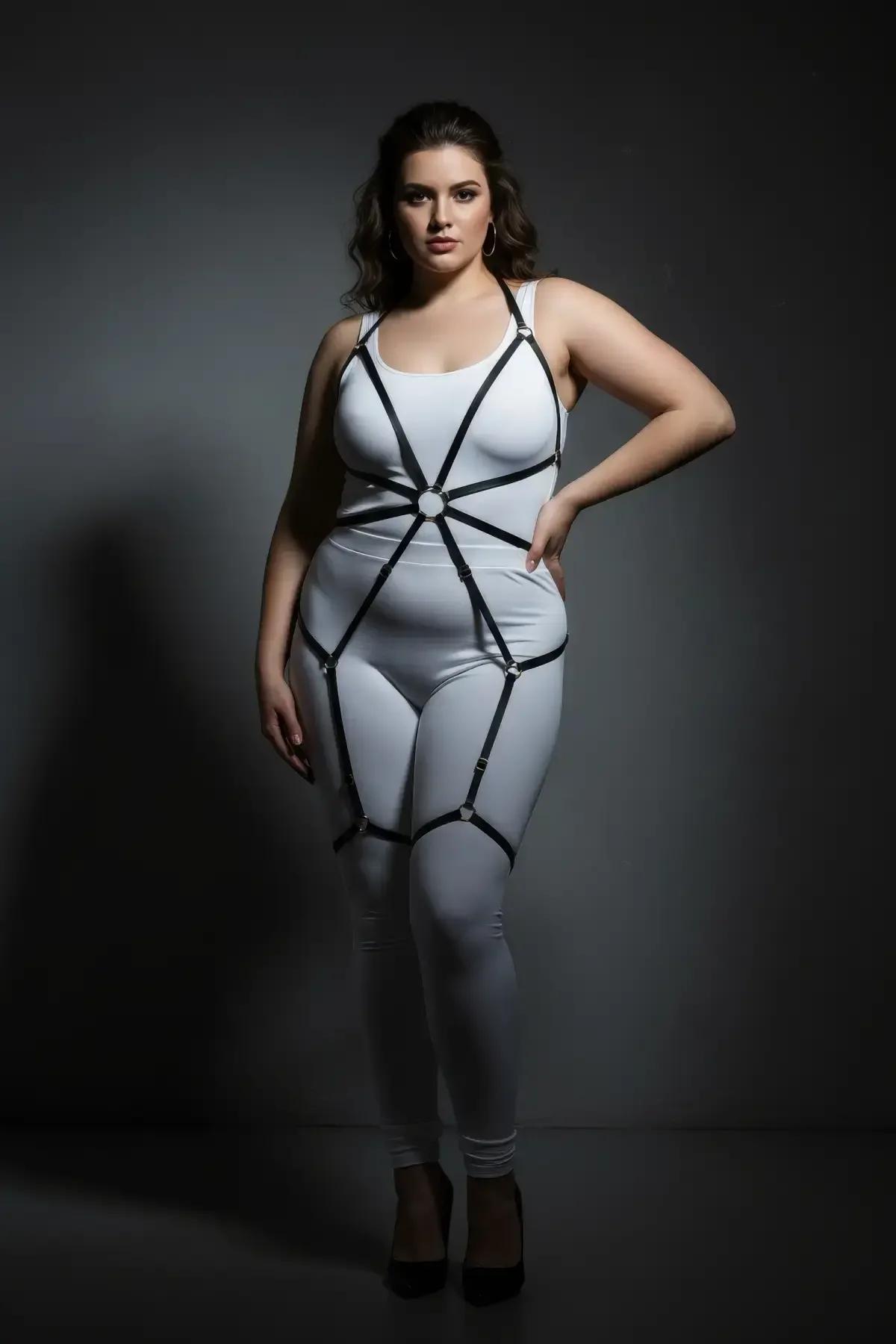 Gümüş tonlu çinko alaşım donanımlı siyah tam vücut harness uyluk O-halka detayı