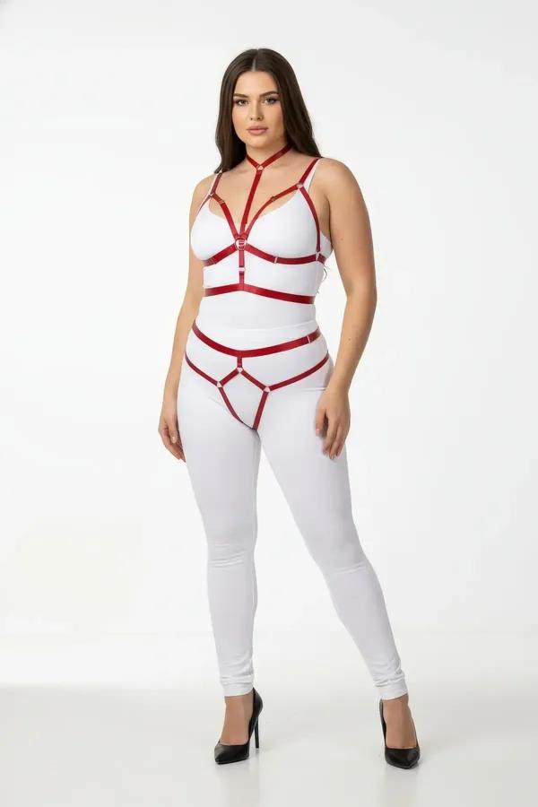 Altın O-halkalı çoker yaka, göğüs askıları, bel bandı ve uyluk halkalarıyla kırmızı suni deri tam vücut kafes harness