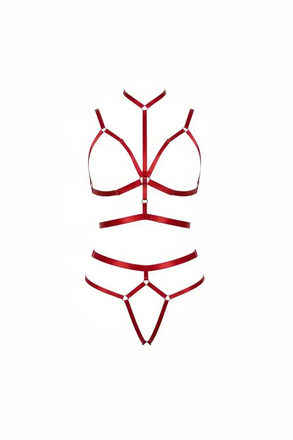 Beyaz arka planda yüksek yakalı kafes sütyen üst ve eşleşen O-halkalı tanga alt parçalı kırmızı askılı vücut harness seti