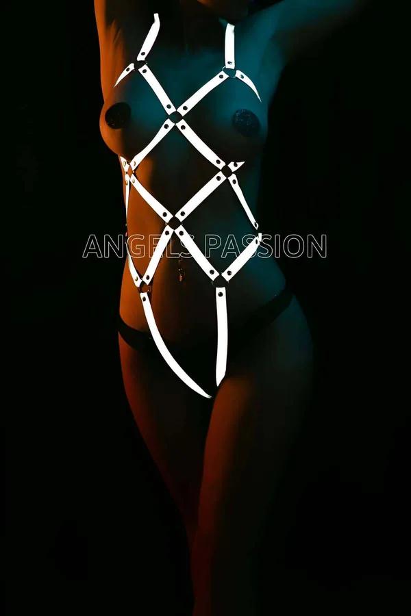 Koyu arka planda elmas geometrik strap deseni ve metal birleşim donanımlı beyaz reflektör tam vücut harness