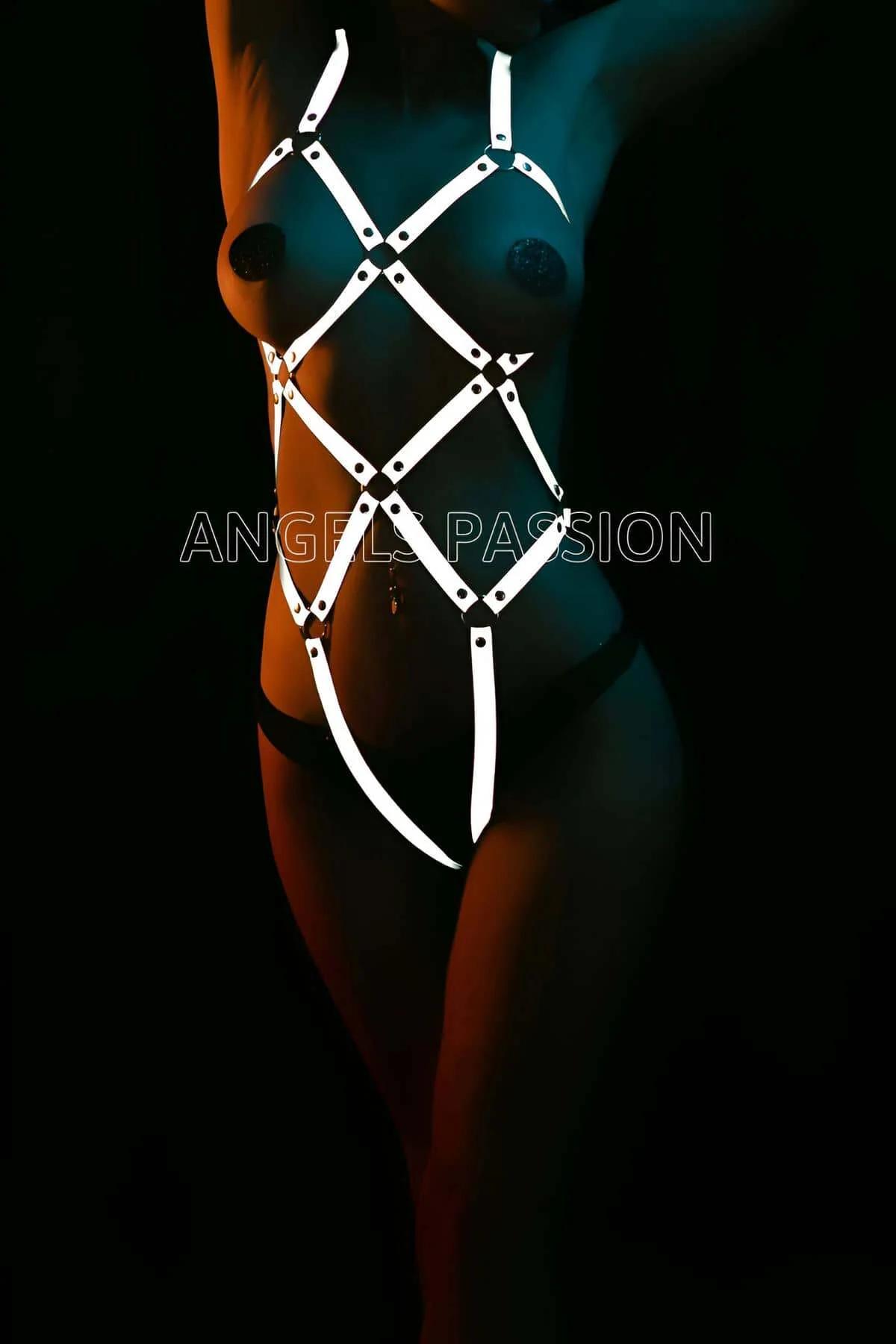 Koyu arka planda elmas geometrik strap deseni ve metal birleşim donanımlı beyaz reflektör tam vücut harness