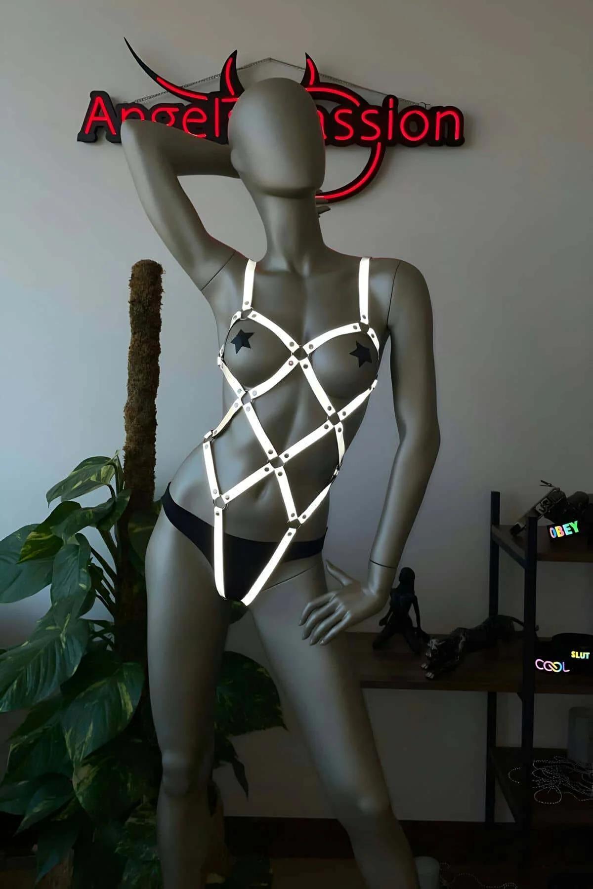 Vücut harness üzerinde reflektör strap birleşim donanımı ve 2 cm genişliğinde ayarlanabilir toka detayı yakın çekimi